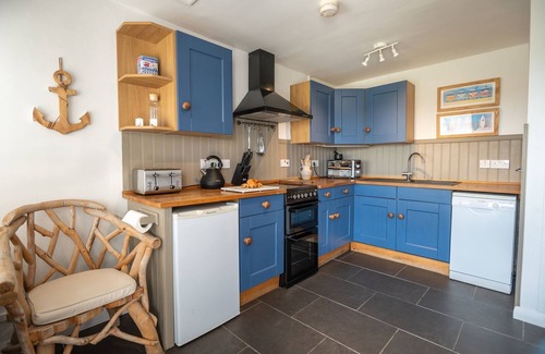 Holyhead Cabaña | Y Lleiaf - sleeps 5 guests in 2 bedrooms
