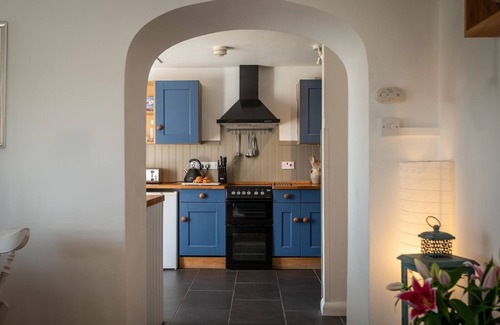 Holyhead Cabaña | Y Lleiaf - sleeps 5 guests in 2 bedrooms