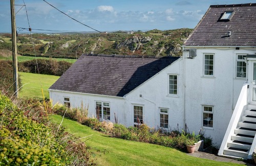 Holyhead Cabaña | Y Lleiaf - sleeps 5 guests in 2 bedrooms