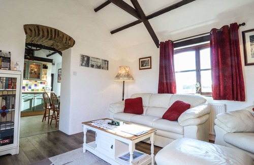 Dwrbach Cabaña | Y STABL, romantic, with hot tub in Fishguard