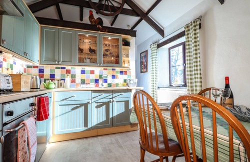 Dwrbach Cabaña | Y STABL, romantic, with hot tub in Fishguard