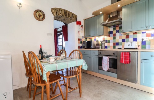 Dwrbach Cabaña | Y STABL, romantic, with hot tub in Fishguard