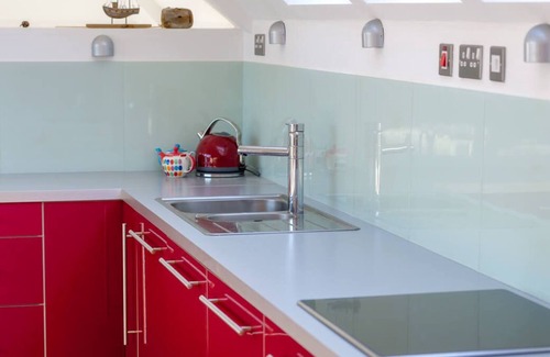 Bwlchtocyn Casa | Este lujoso retiro costero cuenta con una ubicación conveniente cerca de la playa Abersoch y Abersoch Golf Cl.