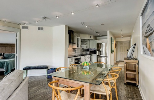 Shelter Cove Villa | Yacht Club Villas | Updated corner condo with marina view, shared pool & hot tub