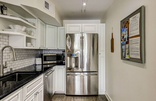 Shelter Cove Villa | Yacht Club Villas | Updated corner condo with marina view, shared pool & hot tub