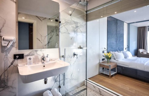 Vlore Hotel | Yacht Hotel