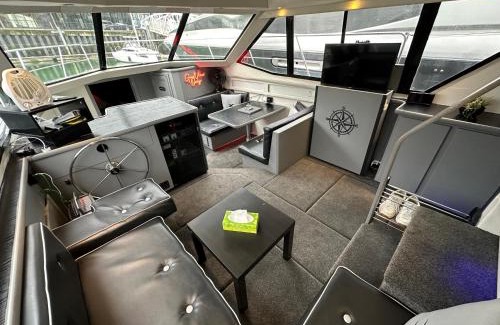 Southampton City Centre Alquiler De Eote | YACHT "X" - 44 FOOT MODERN YACHT ON 5 STAR OCEAN VILLAGE MARINA - minutes away from city centre and cruise terminals, Free parking ,SPA package available!