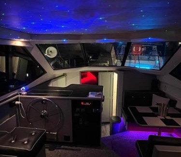 Southampton City Centre Alquiler De Eote | YACHT "X" - 44 FOOT MODERN YACHT ON 5 STAR OCEAN VILLAGE MARINA - minutes away from city centre and cruise terminals, Free parking ,SPA package available!