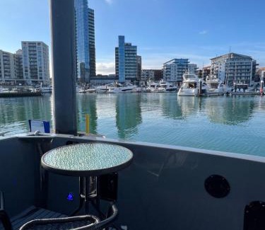 Southampton City Centre Alquiler De Eote | YACHT "X" - 44 FOOT MODERN YACHT ON 5 STAR OCEAN VILLAGE MARINA - minutes away from city centre and cruise terminals, Free parking ,SPA package available!