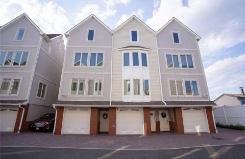 Freeport Casa | Yachtsman Cove Water Front 3 Bedrooms House Features 3 Levels Living Space in Freeport NY