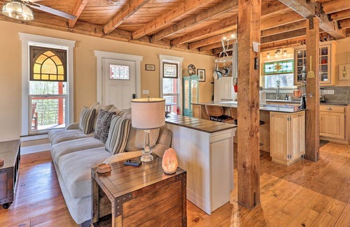 Union Grove Cabina | Yadkin Valley Cabin Retreat w/ Deck, Fire Pit