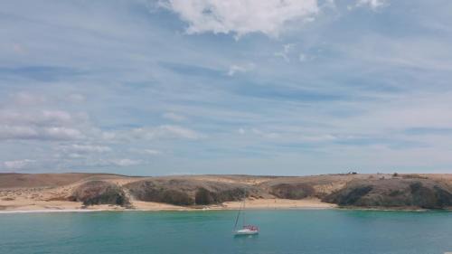 Playa Blanca Alquiler De Eote | Yaku Wayra Charter