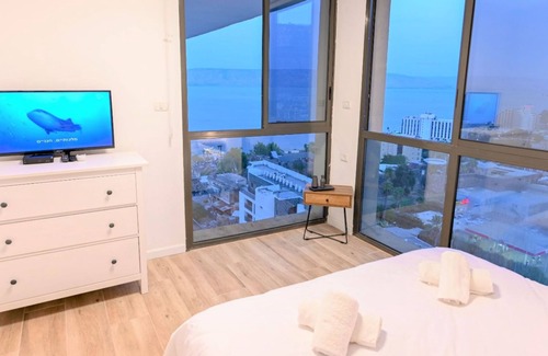 Tiberias Old City Apartamento | YalaRent Migdalor boutique 2BR & Balcony APT with Sea of Galilee views - Families only