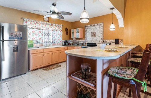 Albion Casa | YanceyLargo-6BR Two-Story Estate w/Mountain Views by RedAwning