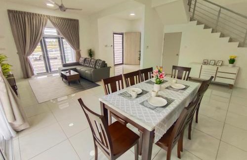 Bandar Mutiara Casa | Yarra Park, Up to 10 Pax, 5 Bedrooms, 4 Bathrooms, 2 Car Parks by Star Home
