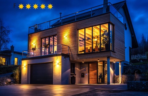 Sudrandweg Casa | Año de construcción 2016, 5 ***** según DTV, terraza en la azotea con vista panorámica al lago. 100m al lago