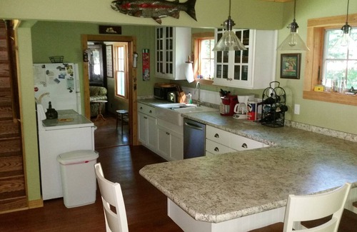 Frankfort Cabaña | Durante todo el año cabaña Crystal Lake, 4br recién remodelado / 1BA, w / playa semi-privada