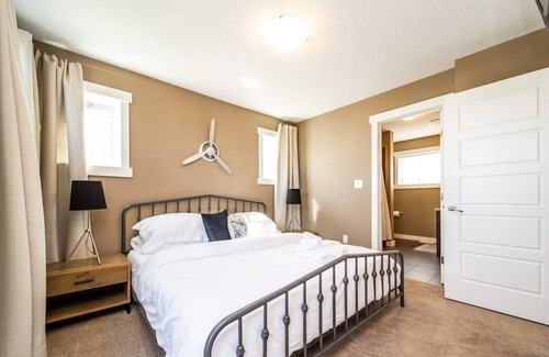 Leduc Casa | YEG SkyLounge | 10min to Airport | King Bed | WiFi