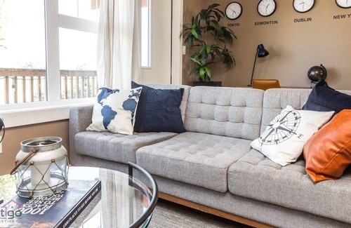 Leduc Casa | YEG SkyLounge | 10min to Airport | King Bed | WiFi