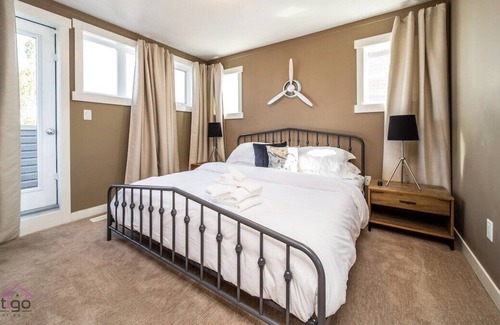 Leduc Casa | YEG SkyLounge | 10min to Airport | King Bed | WiFi