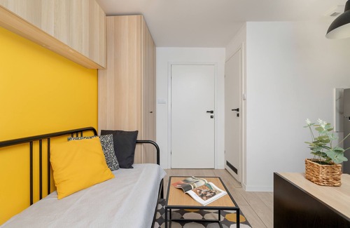 Brynow Apartamento | Yellow and Grey Studio by Renters