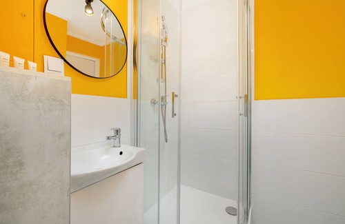 Brynow Apartamento | Yellow and Grey Studio by Renters