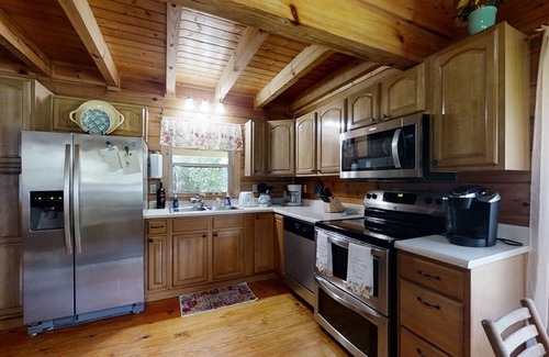 Newport Cabina | Yellow Cabin On The River 2 Bedroom Cabin by RedAwning
