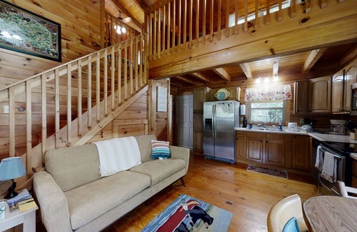 Newport Cabina | Yellow Cabin On The River 2 Bedroom Cabin by RedAwning