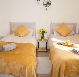 Swindon Apartamento | Yellow Haven spacious quiet free parking sleeps 7