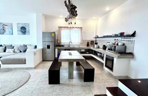 Puerto Villamil Casa | Yellow Heron House - Comfortable beachfront house