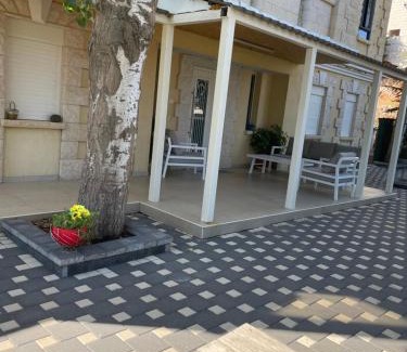 Majdal al-Shams Cabina | Yellow House Suite
