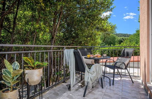 Split Apartamento | Yellow house with private parking