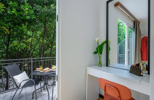 Split Apartamento | Yellow house with private parking