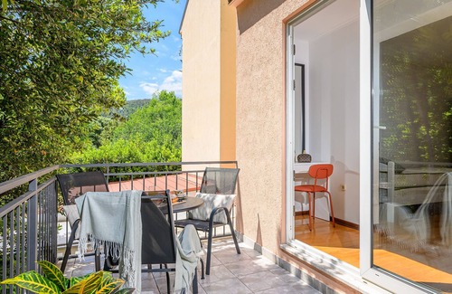 Split Apartamento | Yellow house with private parking