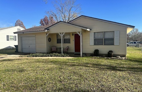 Tulsa Casa | Yellow House with the Red Door - 5 minute drive to Catoosa Hardrock Casino!