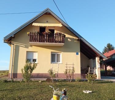 Irinovac Apartamento | Yellow Rose