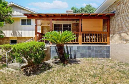 Medical Center District Casa | Yellow Stone: Chef's Kitchen, Patio & Location