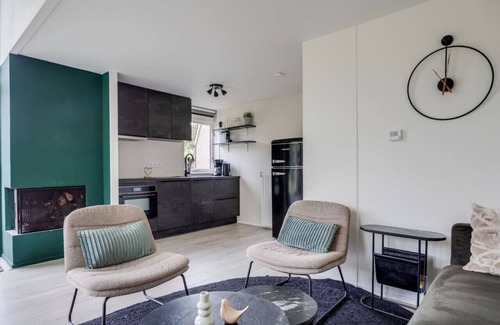 Zwiggelte Apartamento | Yellow Warbler I Trendy Home with Outside Diner