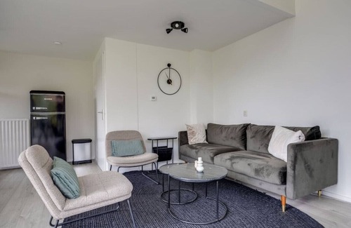 Zwiggelte Apartamento | Yellow Warbler I Trendy Home with Outside Diner