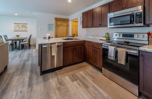 Gardiner Apartamento | Yellowstone Retreat Rentals U2: two blocks from Yellowstone!
