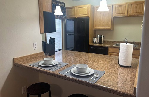 Gardiner Apartamento | Yellowstone River Hideaway - 1/4 Mile from Yellowstone NP - 1BR Renovated Apartment - Surrounded by Mountains & Overlooking the Canyon