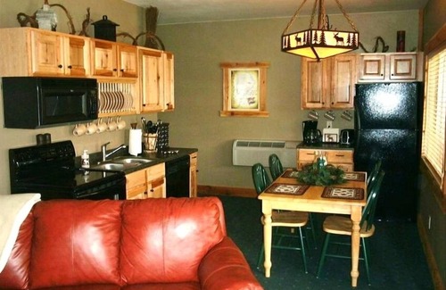 Gardiner Cabina | Cabaña frente al río Yellowstone, capacidad para 9, $ 171- $ 325 / nt, 300 yardas a Yellowstone