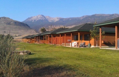 Gardiner Cabina | Cabaña frente al río Yellowstone, capacidad para 9, $ 171- $ 325 / nt, 300 yardas a Yellowstone