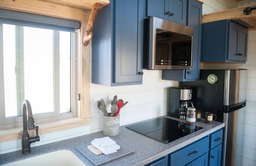 Emigrant Casa | Yellowstone Riverside Tiny Home - Paradise Gateway Award winner