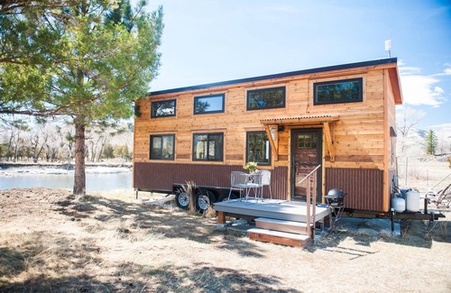 Emigrant Casa | Yellowstone Riverside Tiny Home - Paradise Gateway Award winner