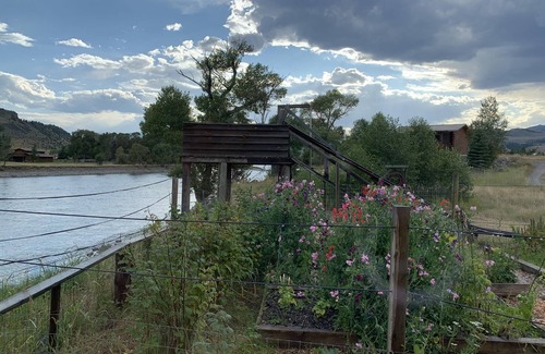Emigrant Casa | Yellowstone Riverside Tiny Home - Paradise Gateway Award winner