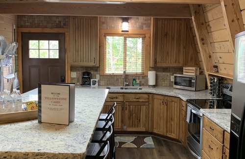 Island Park Cabina | YELLOWSTONE's PREMIER CABIN CLEAN& SPACIOUS KITCHEN with Fireplace, Dog Friendly