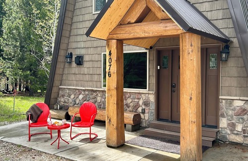 Island Park Cabina | YELLOWSTONE's PREMIER CABIN CLEAN& SPACIOUS KITCHEN with Fireplace, Dog Friendly