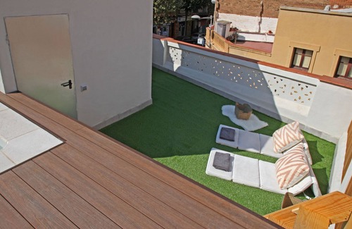 Collblanc y La Torrassa Casa | Yelow House. Casa con terraza y piscina privada. Barcelona.Cerca FCB y Fira BCN