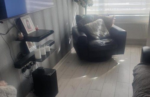 Cambuslang Villa | Yementry court